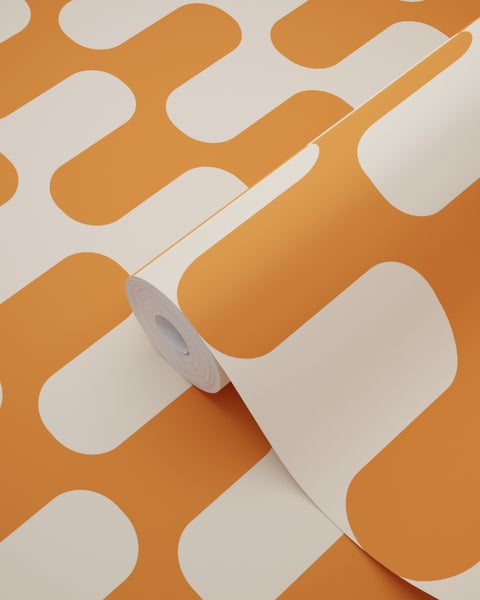 Orangefarbene und cremeweiße Tapetenrolle mit großflächigem, geometrischem Retro-Muster aus abgerundeten Formen.