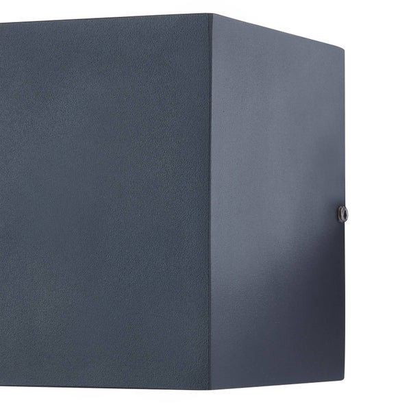 Würfelförmige Wandleuchte aus anthrazitfarbenem Metall mit strukturierter Oberfläche.