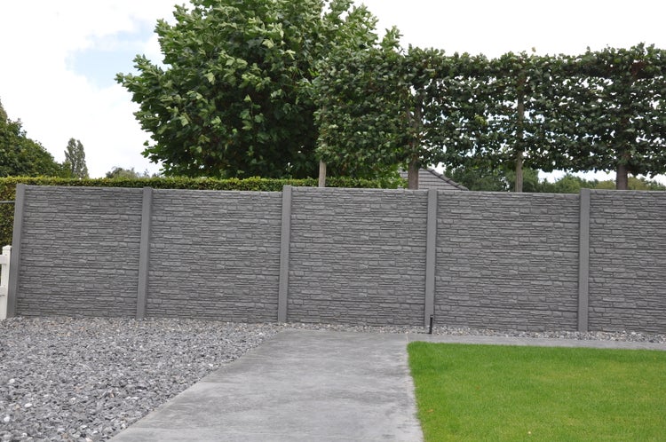 Gartenansicht mit Betonzaun in Steinoptik