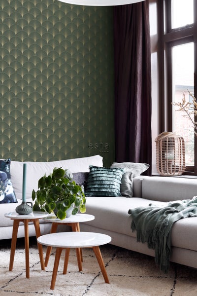 Wohnzimmer mit grüner Tapete, Sofa und Tischgruppe