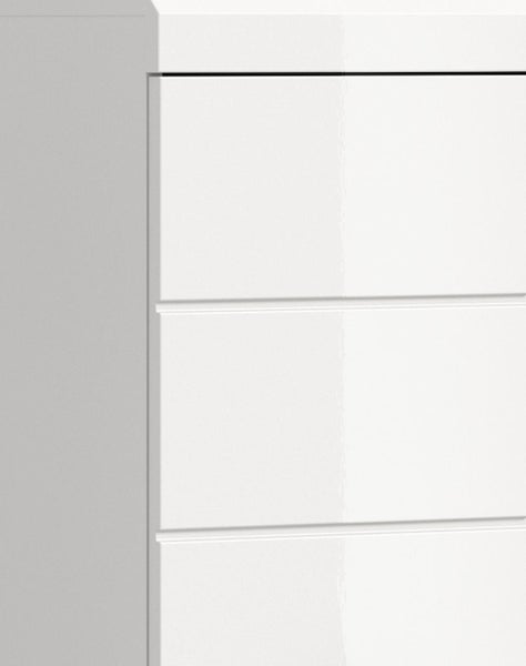 Detailansicht einer glänzenden Möbelfront mit horizontalen Griffmulden.