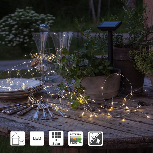 LED-Lichterkette mit Solarpanel auf einem Tisch im Freien