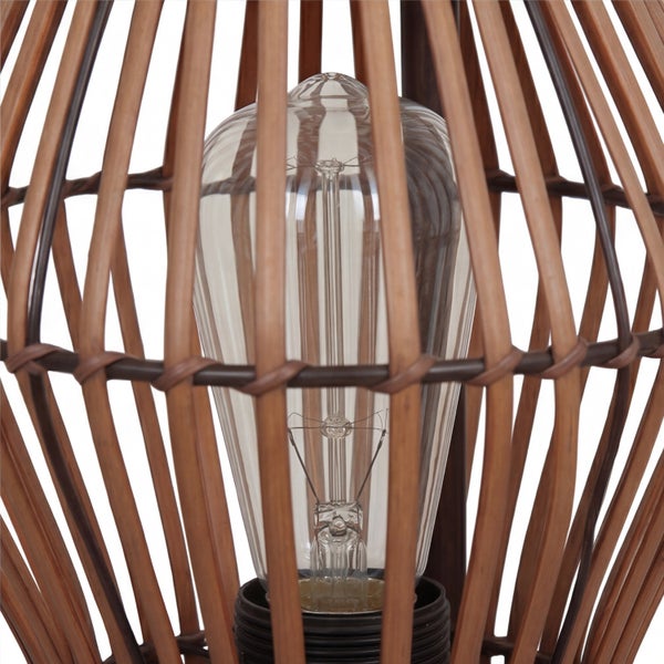 Nahaufnahme eines Leuchtmittels in einem Lampenschirm aus Holzlamellen.