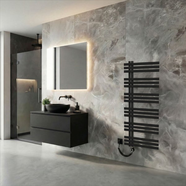 Modernes Badezimmer mit anthrazitfarbenem Waschtischunterschrank, schwarzem Aufsatzwaschbecken, beleuchtetem Spiegel und schwarzem Handtuchheizkörper.