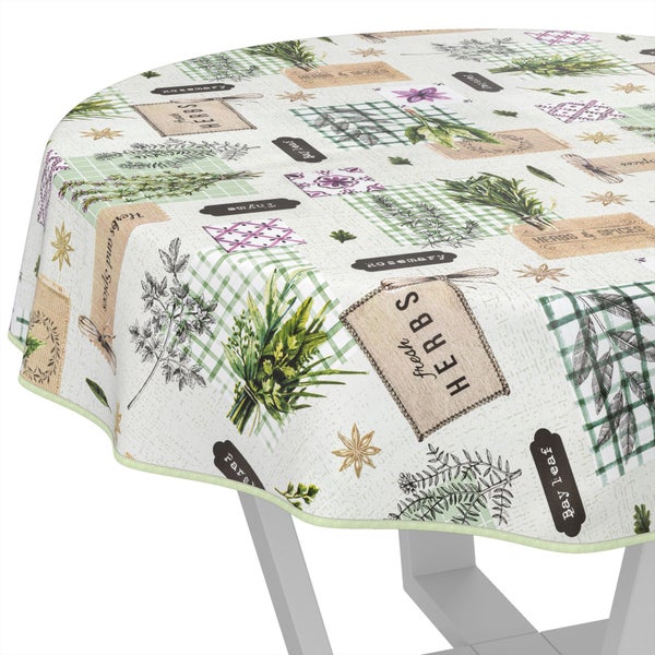 Tischdecke mit Kräuter-Motiv auf einem Tisch