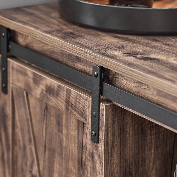 Detailaufnahme eines Holzschranks mit Schiebetürbeschlag