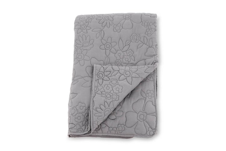 Gesteppte Tagesdecke mit Blumenstickerei in Grau.