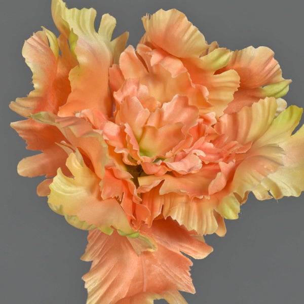 Nahaufnahme von grünen Blättern und Stielen einer Kunstpflanze.