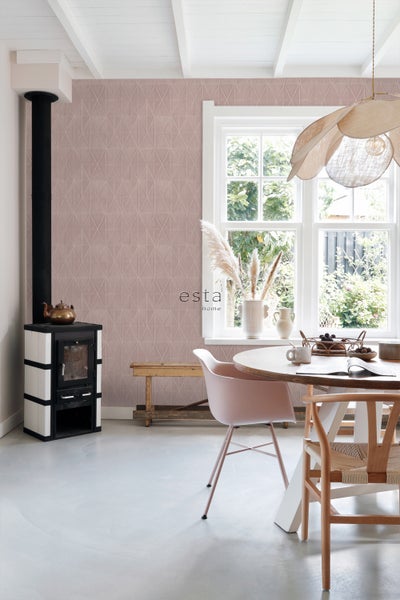 Heller Raum mit gemusterter Tapete, Ofen und Esstisch