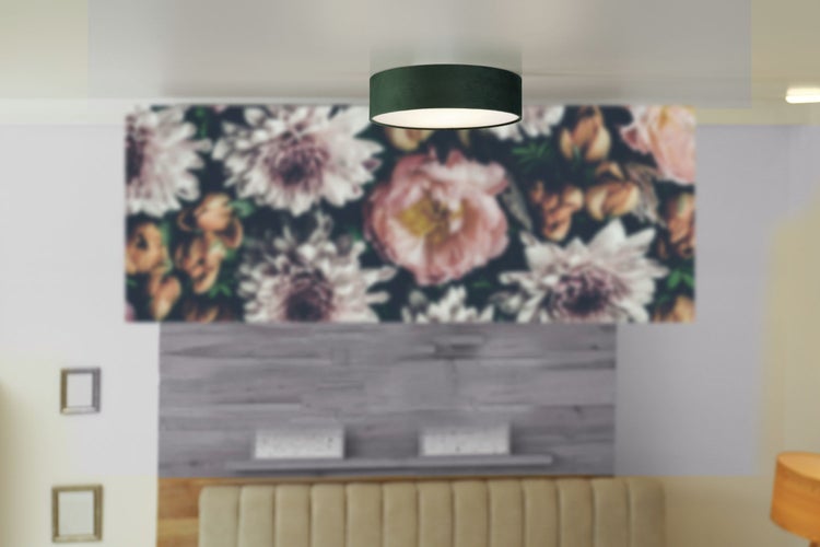 Zimmer mit grüner Deckenleuchte und Blumenbild