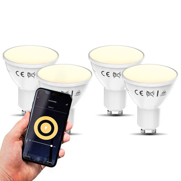 Ein Mann und ein Kind schneiden frisches Gemüse wie Karotten und Brokkoli auf einem Holzschneidebrett in einer hellen, modernen Küche.