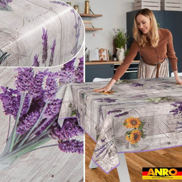 Abwaschbare Tischdecke mit Lavendel- und Sonnenblumen-Motiv in einer hellen Küche, ANRO DEUTSCHE MANUFAKTUR Logo.