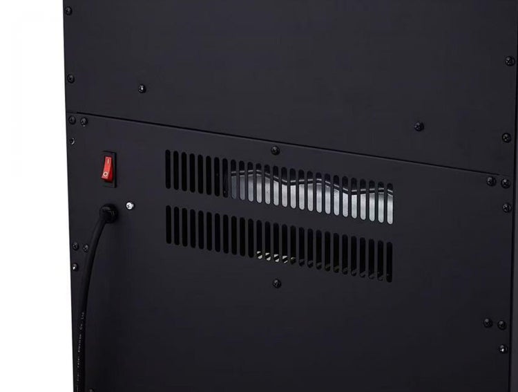 Rückseite eines schwarzen Heizgeräts mit Lüftungsschlitzen und Schalter