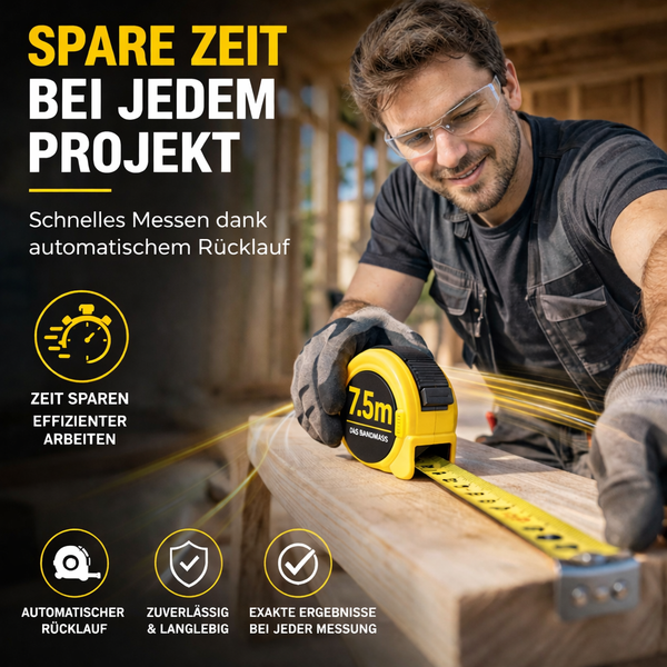 Handwerker mit Schutzbrille misst Holzbalken mit einem 7,5 Meter Rollmaßband in einer hellen Werkstatt.