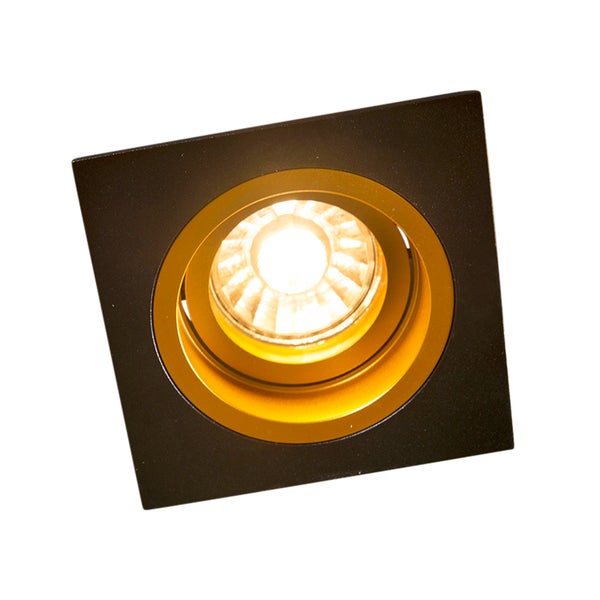Quadratischer Einbaustrahler, schwenkbar, schwarz mit goldfarbenem Innenring und eingeschaltetem LED-Leuchtmittel.