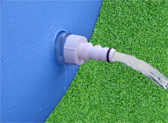 Detailansicht eines Poolablaufs mit Wasser