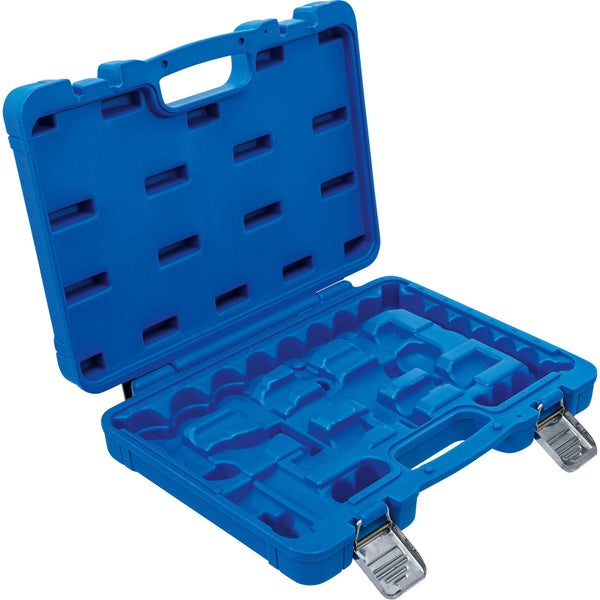 Offener blauer Werkzeugkoffer aus Kunststoff mit Metallverschlüssen und vorgeformten Innenfächern.