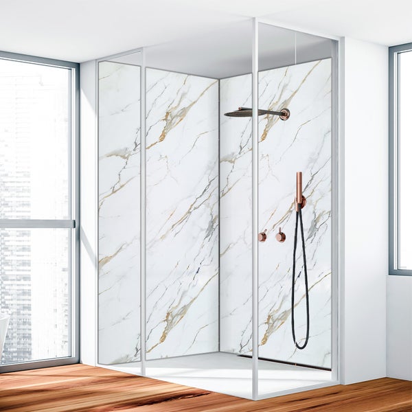Duschkabine mit Marmoroptik und Armaturen in einem hellen Badezimmer