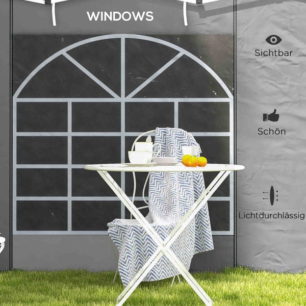 Seitenwand für Pavillon mit Bogenfenster, das lichtdurchlässig ist und Sicht nach außen ermöglicht. Davor steht ein weißer Bistrotisch auf Rasen.