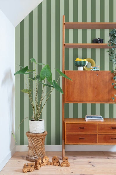 Dekoratives Interieur mit gestreifter Tapete, Holzregal und Zimmerpflanze