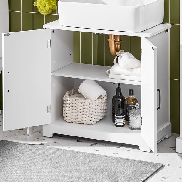 Waschtischunterschrank mit geöffneter Tür und Badutensilien im Badezimmer