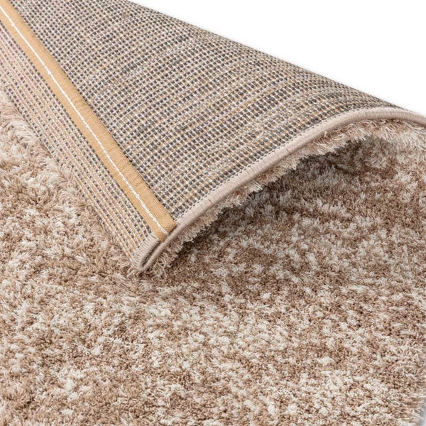 Hochflor-Teppich mit Detailansicht der gewebten Rückseite und verstärkter Kante.