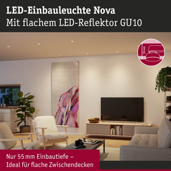 Helles, modern eingerichtetes Wohnzimmer mit installierten LED-Einbauleuchten Nova in der Decke, 55 Millimeter Einbautiefe, Sofa und Holzsesseln.