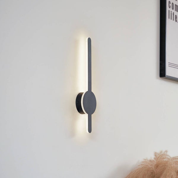 Moderne schwarze LED-Wandleuchte in minimalistischem linearem Design mit indirekter warmweißer Beleuchtung.