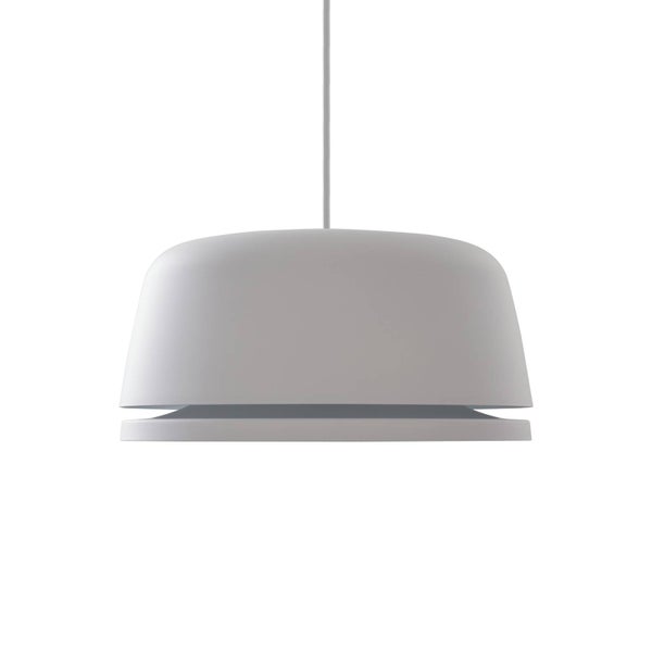Moderne Hängeleuchte mit abgerundetem Schirm und horizontalem Schlitz im unteren Bereich.