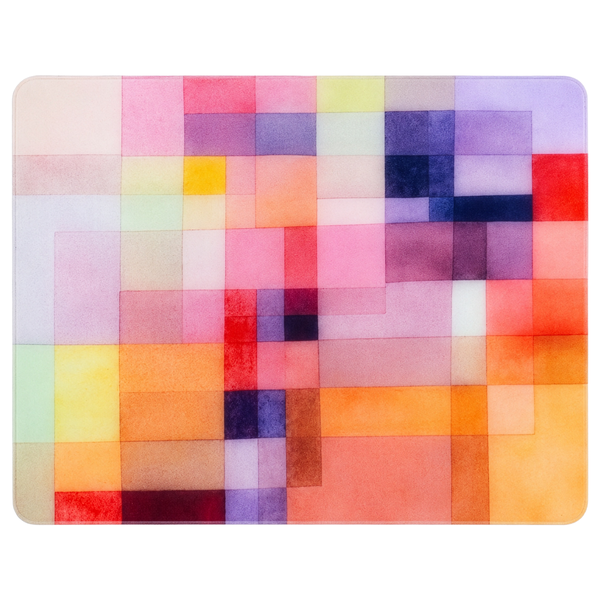 Glas-Schneidebrett mit abstraktem, buntem Muster aus geometrischen Flächen im Aquarell-Stil.