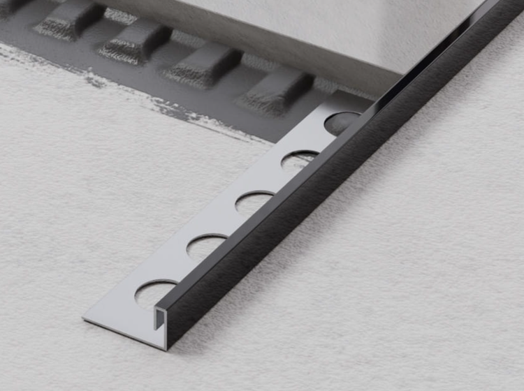 Fliesenschiene mit Aussparungen