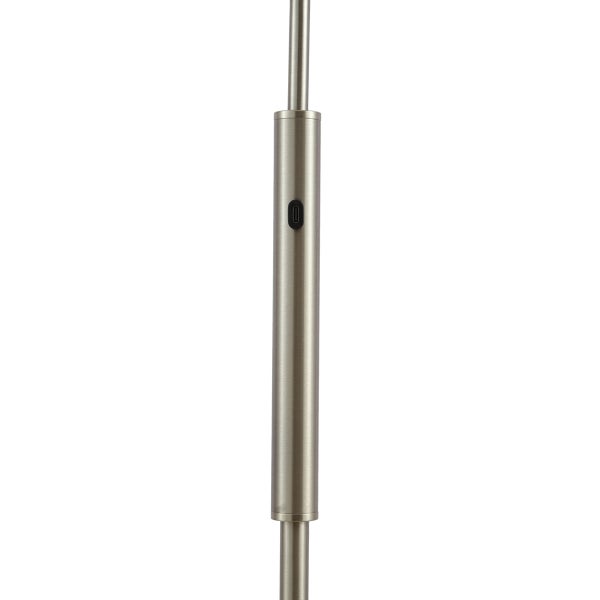 Gebürstete Metallstange mit integriertem USB-Anschluss.