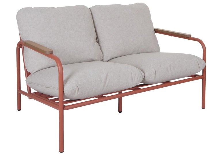 2-Sitzer Gartensofa mit Metallgestell, beigen Kissen und Armlehnen mit Holzeinlage.