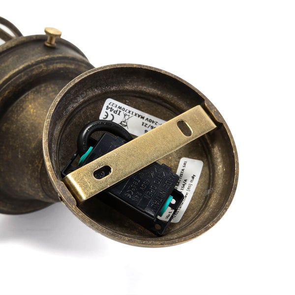 Innenansicht einer Lampenfassung mit elektrischen Anschlüssen und Montagevorrichtung