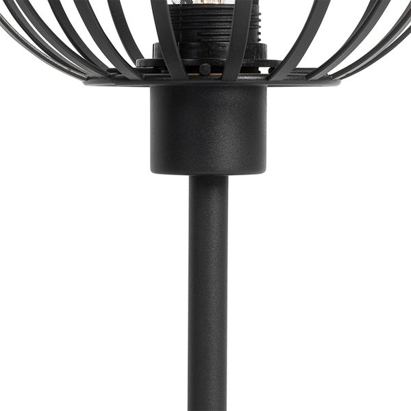 Detailansicht einer schwarzen Stehleuchte aus Metall