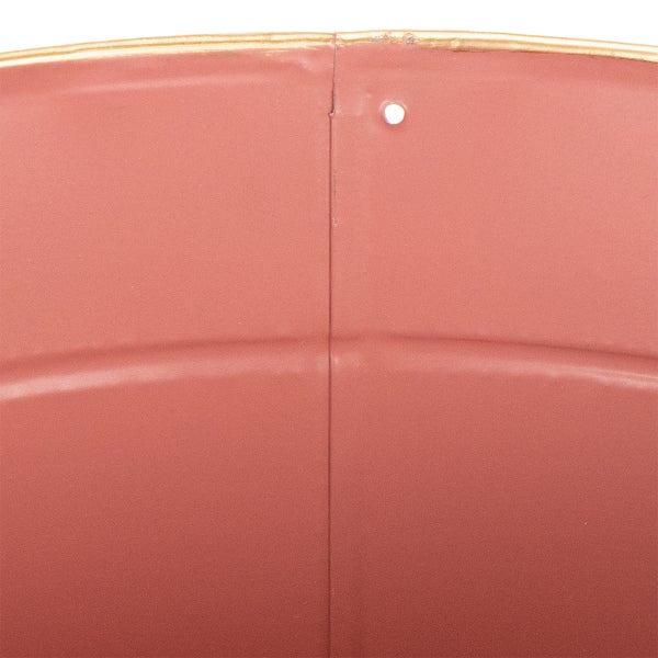 Detailansicht eines Metall-Blumentopfs mit vertikaler Naht und einem Loch am oberen Rand.