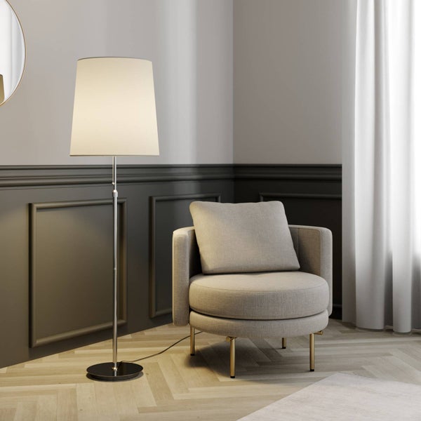 Innenraum mit Stehlampe und Sessel