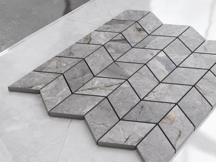 Mosaikfliese aus rautenförmigen Steinen in Marmoroptik mit grauer Maserung.