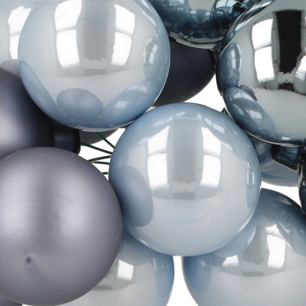 Verschiedenfarbige Christbaumkugeln aus Glas