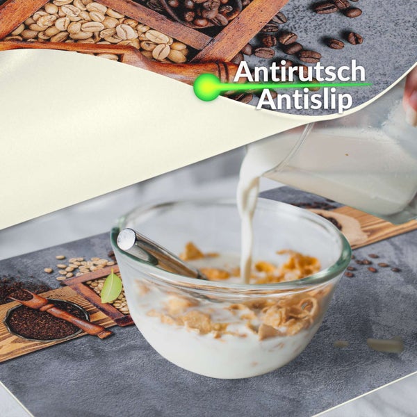 Antirutsch-Unterlage mit Kaffeemotiv, eine Glasschüssel mit Müsli und eingegossener Milch auf der Oberfläche.