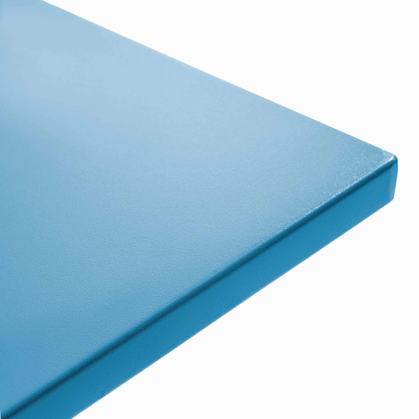 Nahaufnahme einer blauen, texturierten Ecke und Kante einer Platte.