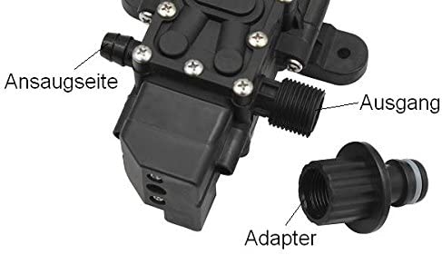 Druckpumpe mit markierter Ansaugseite, Ausgang und beiliegendem Schlauchadapter.