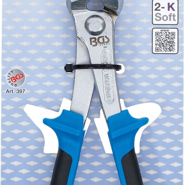 Eine Hand mit Handschuh zieht mit einer Nagelzange einen Nagel aus einem Holzbrett.