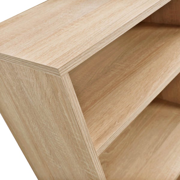 Nahaufnahme eines Regals in heller Holzoptik mit sichtbarer Maserung.