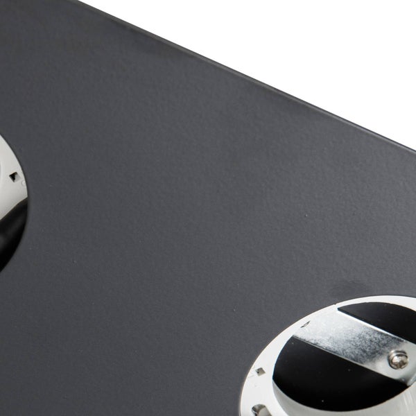 Detailansicht einer grauen Metalloberfläche mit zwei runden Lüftungsöffnungen