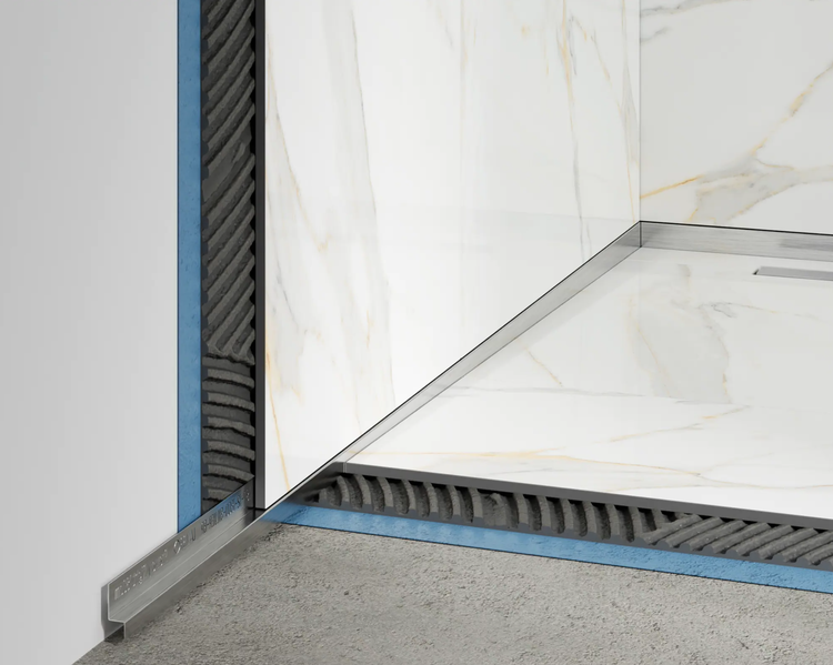Querschnitt einer begehbaren Dusche mit Fliesen in Marmoroptik, metallischem Gefälleprofil, Fliesenkleber und Abdichtungsschicht.