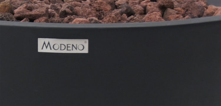 Modeno Logo auf einer mit Lavasteinen gefüllten Feuerschale.
