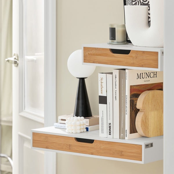 Wandregal mit Schubladen und Dekorationsgegenständen.