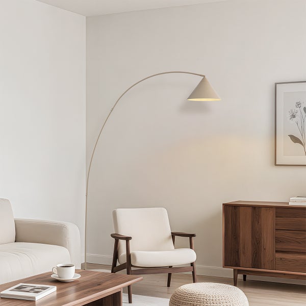 Moderne Bogenlampe mit konischem Schirm in hellem Wohnzimmer mit Sessel, Sideboard und Couchtisch aus Holz.