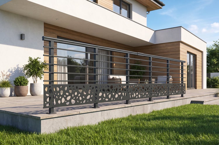 Moderne Balkonbrüstung mit Lochblechmuster vor einer Terrasse mit Wohnhaus.